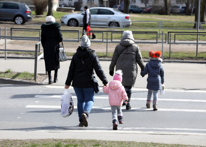 Cilvēktiesību komisija: bērnu adopcija uz ārvalstīm būtu jāaizliedz līdz jauna regulējuma izstrādei