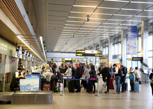 В аэропорту "Рига" в мае было обслужено втрое больше пассажиров, чем в апреле