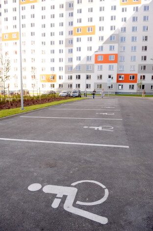 Invalīdu automašīnas stāvvieta pie ekspluatācijā nodotiem pašvaldības dzīvojamiem namiem Pļavniekos.