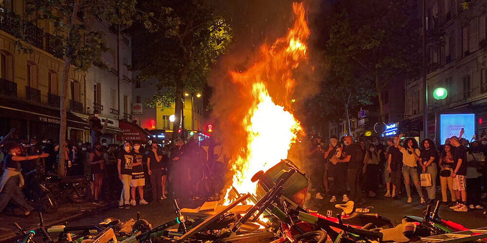 Arī Parīzē izceļas nekārtības, demonstrantiem protestējot pret tumšādaina jaunieša nāvi 2016.gadā