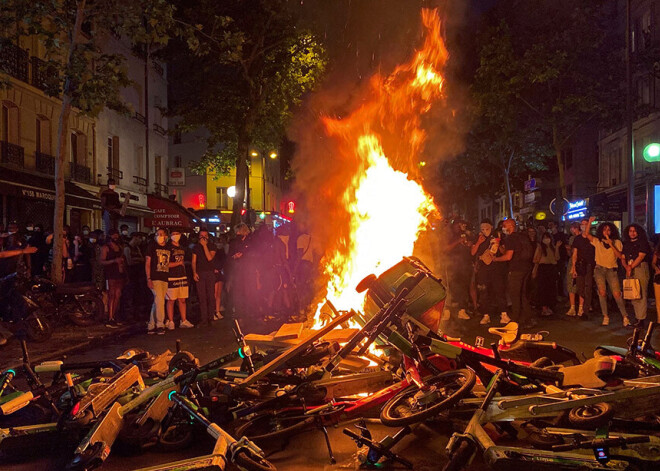 Arī Parīzē izceļas nekārtības, demonstrantiem protestējot pret tumšādaina jaunieša nāvi 2016.gadā