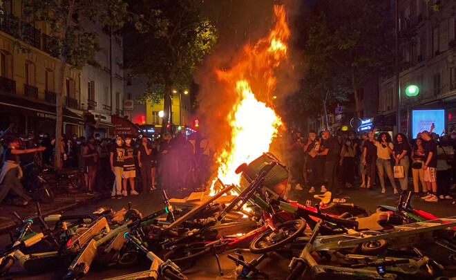 Demonstranti dedzināja barikādes un apmētāja policistus ar dažādiem priekšmetiem.