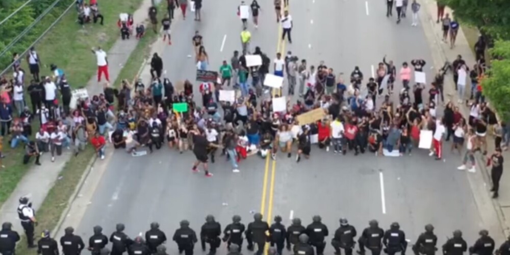 Протесты в США: полицейские растрогали митингующих, встав перед ними на колени