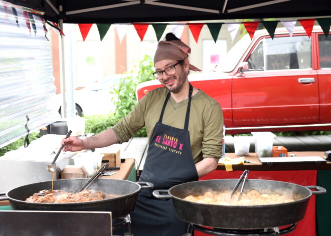 FOTO: Kalnciema kvartāla pagalmā norisinās ēdienu festivāls "Street -2m- Food"