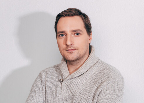 "Ja, ejot uz darbu, brīžiem nejūtu piepildījumu tajā, ko daru, ja man „koferītī” ir tukšums, tad ir grūti būt radošam," saka Ģirts.