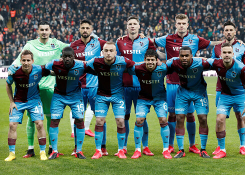 "Trabzonspor" futbolisti pirms spēles.