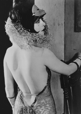 Обнаженная спина как новое орудие обольщения 