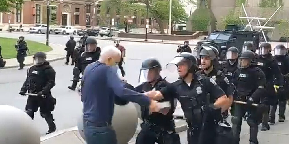 Policists Bufalo pagrūž protestētāju, kurš pakrīt un pārsit galvu