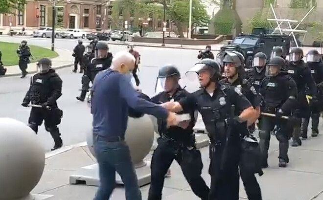 Policists pagrūda protestētāju, kurš zaudēja līdzsvaru un pakrita, pārsitot galvu.