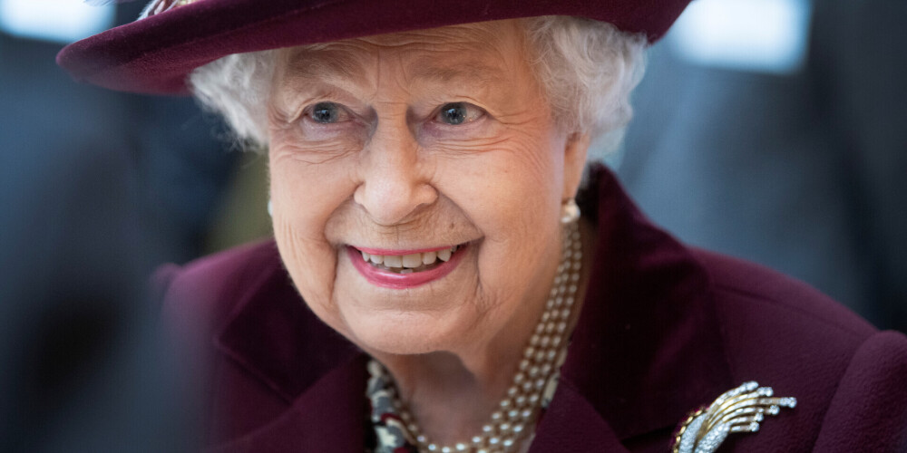 Karalienei Elizabetei II nākas dzēst dēla parādus - jāmaksā 10 miljoni par villu Šveicē