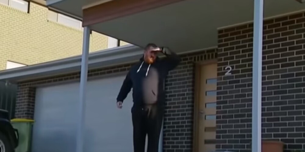Interneta hits: vīrietis no sava mauriņa aizdzen Austrālijas premjeru