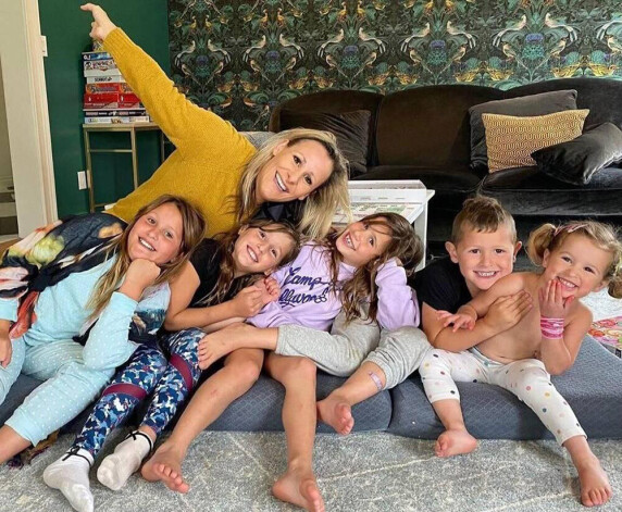 Emma ar saviem bērniem.