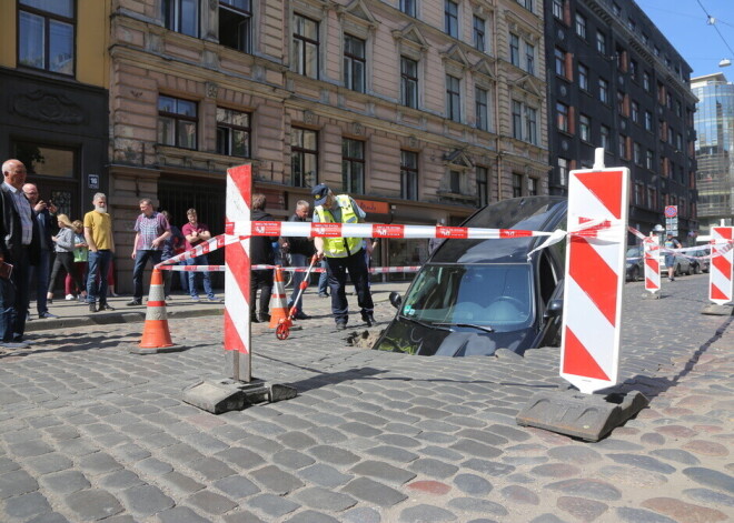 Временная администрация Рижской думы потребовала объяснений о провалившейся дороги на ул. Гертрудес