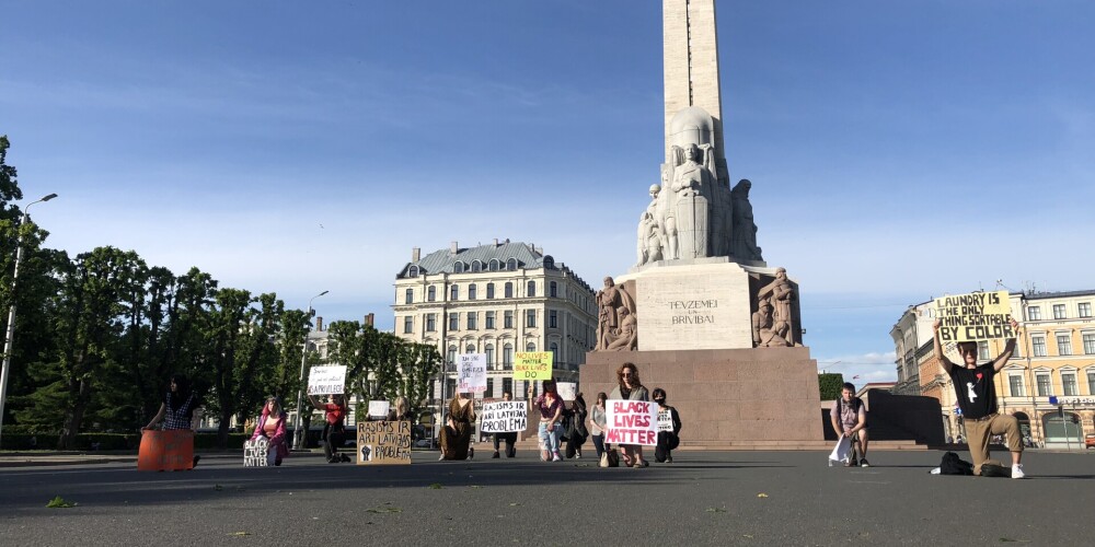 VIDEO: Jaunieši Rīgas centrā protestē pret policijas vardarbību ASV