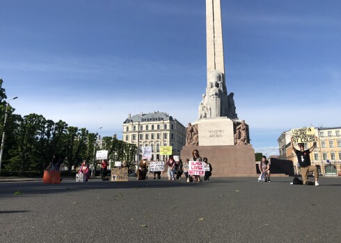 Kā novēroja Jauns.lv, akcija galvaspilsētas centrā noritēja bez starpgadījumiem, izraisot manāmu garāmgājēju interesi par notiekošo.