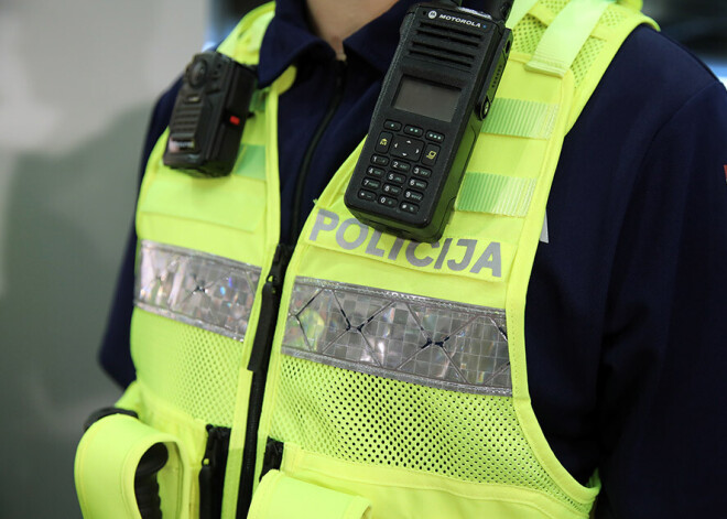 Valsts policija saņēmusi jaunā dizaina formastērpus