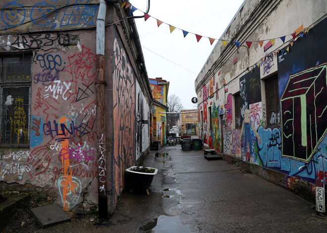 Policija vērtēs, vai Tallinas ielas kvartālā nav tikuši pārkāpti pulcēšanās ierobežojumi