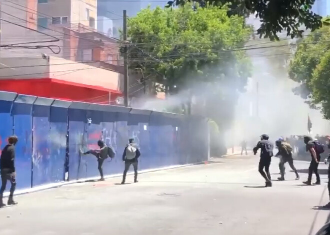 Meksikā protestētāji ar akmeņiem nomētā ASV vēstniecību un aizdedzina policistu