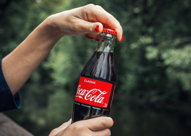 Epilepsijas slimniece, kura bijusi atkarīga no "Coca - Cola" dzeršanas, iespējams, mirusi no pārmērīga kofeīna patēriņa