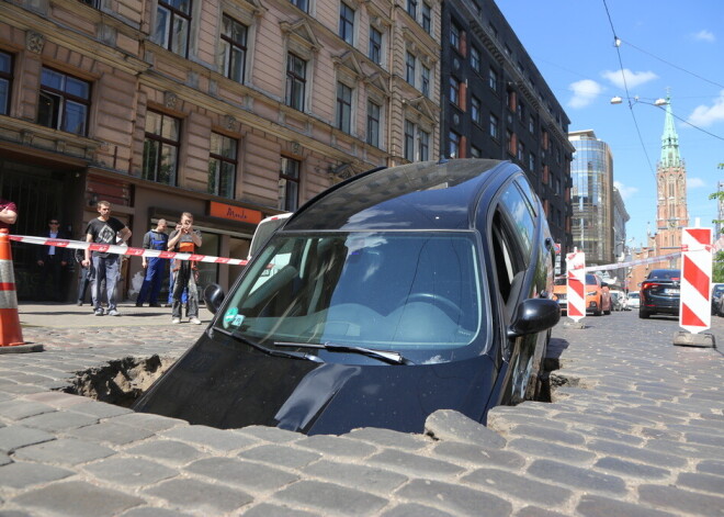 "Rīgas siltums" šodien plāno atjaunot piektdien iegruvušo Ģertrūdes ielas segumu