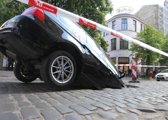 Salabots piektdien iegruvušais ceļa segums Ģertrūdes ielā