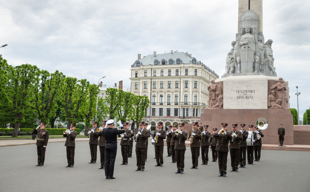 FOTO: Bruņotie spēki pie Brīvības pieminekļa godina valsts himnas simtgadi