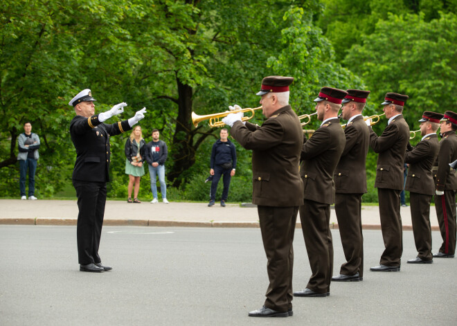 7.06.2020. - Rīga, Latvija. Aprit 100 gadi kopš Latvijas Satversmes sapulces sēdē Baumaņu Kārļa dziesma "Dievs, svētī Latviju!" tika oficiāli apstiprināta par Latvijas Republikas valsts himnu. Pie Brīvības  pieminekļa himnu atskaņo Nacionālo bruņoto spēku (NBS) štāba orķestris.
Foto: Gatis Dieziņš (Aizsardzības ministrija)