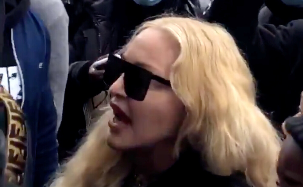VIDEO: Madonna iesaistās protestā Londonā ļoti neierastā paskatā