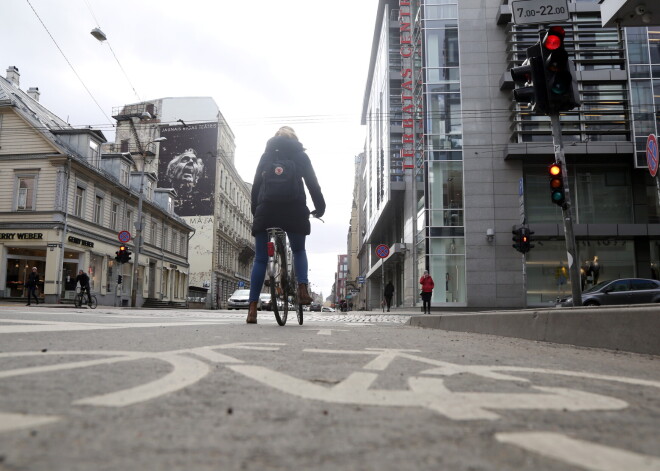 Jūnijā Rīgā būvēs jaunus "gulošos policistus"