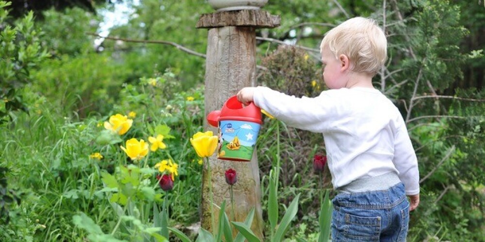 Kā bērnu iesaistīt dārza darbos - un vai maksāt par izravētajām vagām?