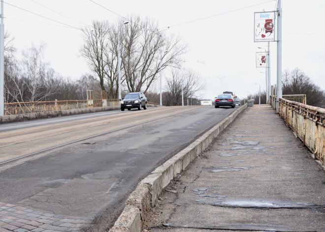 Iespējamas bīstamības dēļ uz nenoteiktu laiku sabiedriskā transporta kustībai slēdz Brasas tiltu