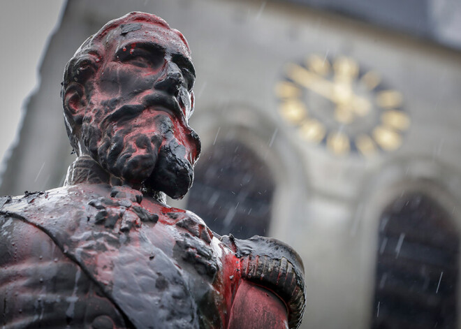 Beļģijā pēc pretrasisma protestiem demontēts Leopolda II piemineklis, kas atgādina par koloniālo ēru