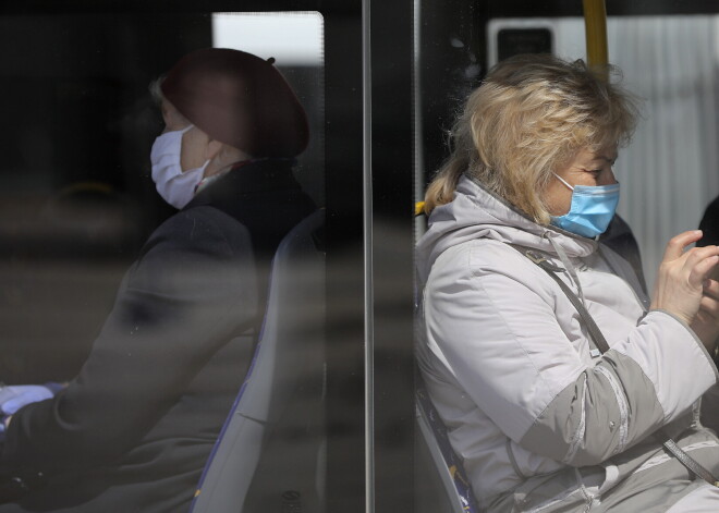 Sabiedriskajā transportā joprojām obligāti būs jālieto mutes un deguna aizsegu