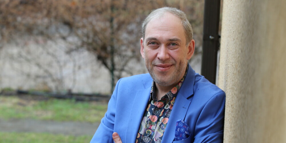 „Spriežot pēc vecātēva, kurš nodzīvoja līdz 99 gadiem, puse mūža man vēl priekšā. Dumjāko dzīves pusi esmu pavadījis, tagad dzīvošu gudrāk,” savā 50 gadu jubilejā smej Normunds Jakušonoks.