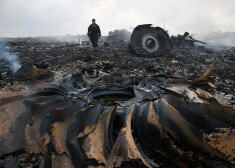 "Malaysia Airlines" pasažieru lidmašīna "Boeing 777" tika notriekta 2014.gada 17.jūlijā virs Maskavas atbalstīto kaujinieku kontrolētās teritorijas Ukrainas austrumos.