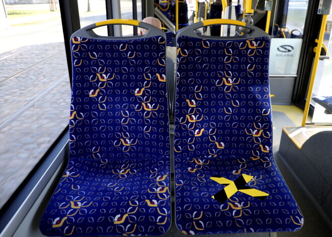 Rīgas sabiedriskajā transportā pakāpeniski samazinās norobežoto vadītāja zonu; noņems marķējumus uz sēdvietām