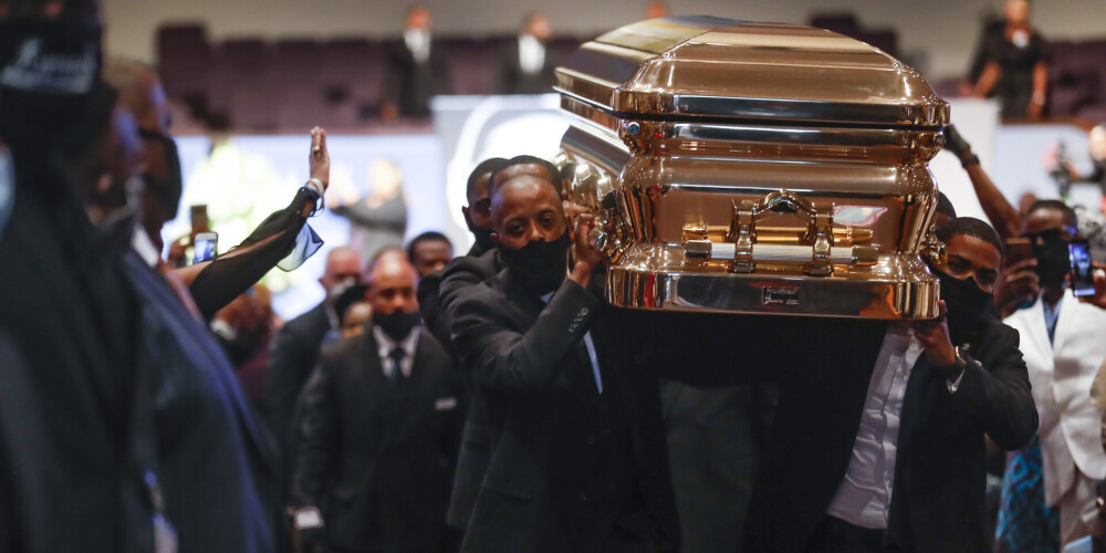 Как Майкл Джексон: убитый Джордж Флойд погребен в гробу из золота