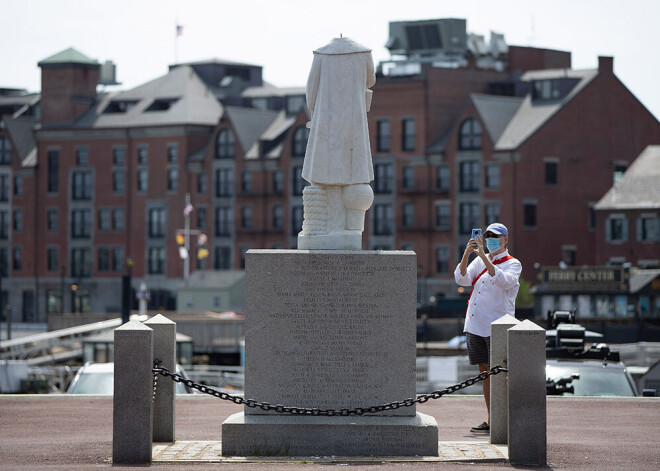 Protestētāji Bostonā nodauzījuši galvu Kristofera Kolumba piemineklim