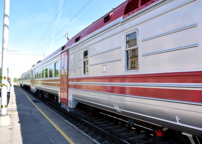 В Даугавпилсском крае под колесами поезда погиб молодой парень