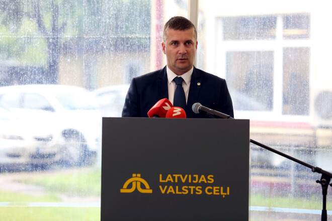 VAS "Latvijas Valsts ceļi" valdes priekšsēdētājs Jānis Lange piedalās preses konferencē, kurā iepazīstina ar valsts galveno autoceļu bīstamo posmu un krustojumu karti, kas veidota, apkopojot 2017.-2019.gadu datus.