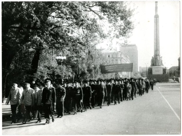 Padomju armijas virsnieku demonstrācija pie Brīvības pieminekļa 1990. gada 1. maijā. Uz lozunga uzraksts krievu valodā: “Nacionaļizmu i saparatizmu naš režiteļnij otpur” (“Nacionālismam un separātismam mūsu stingrs pretspars”).