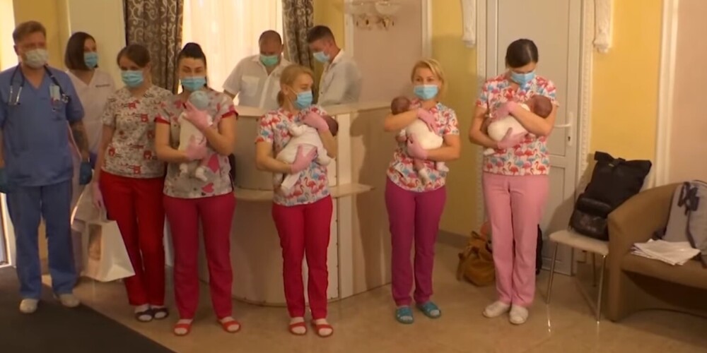 Skats, kas satrieca daudzus: ārzemju vecāki beidzot tiek Ukrainā, lai paņemtu savu zīdaini no “mazuļu fabrikas”