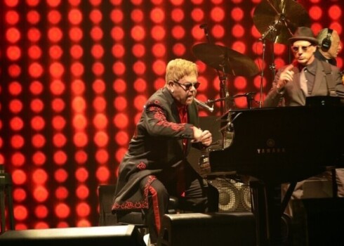 “Es priecājos, ka tu iespēlēji šo dziesmu un atsūtīji man! Ceru, ka reiz man būs iespēja satikties ar tevi un klātienē izbaudīt tavu uzstāšanos,” raksta Eltons Džons.