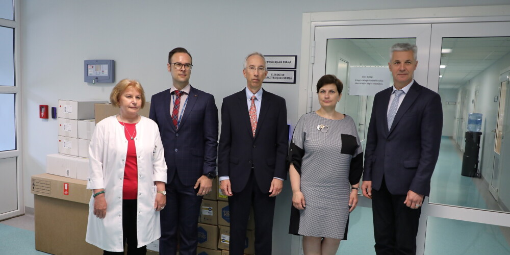 Посольство США подарило Латвии тесты на Covid-19 и лабораторное оборудование на сумму 176 928 евро