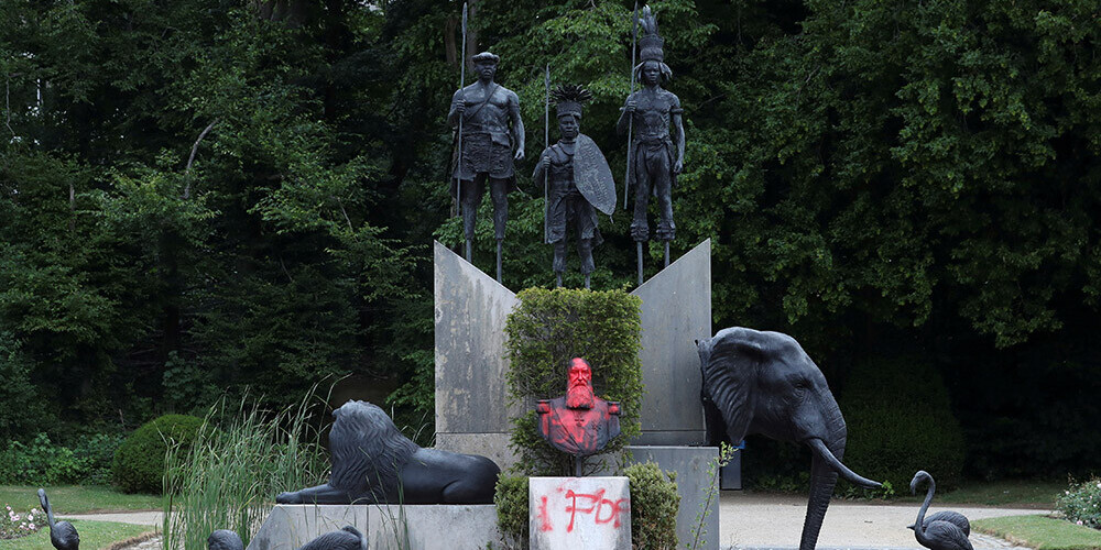 Protestētāji Beļģijā sabojājuši vēl vismaz divas statujas un kritizē karalisko ģimeni