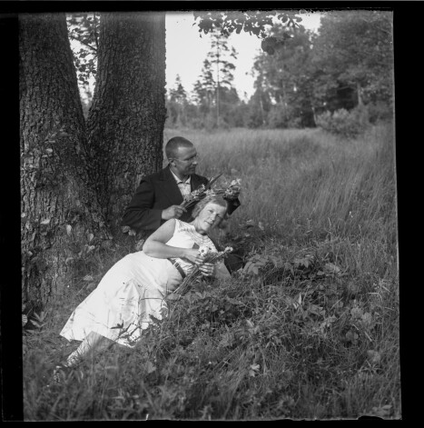 Žanis un kāda mums nezināma, bet viņa dzīvē nozīmīga sieviete.