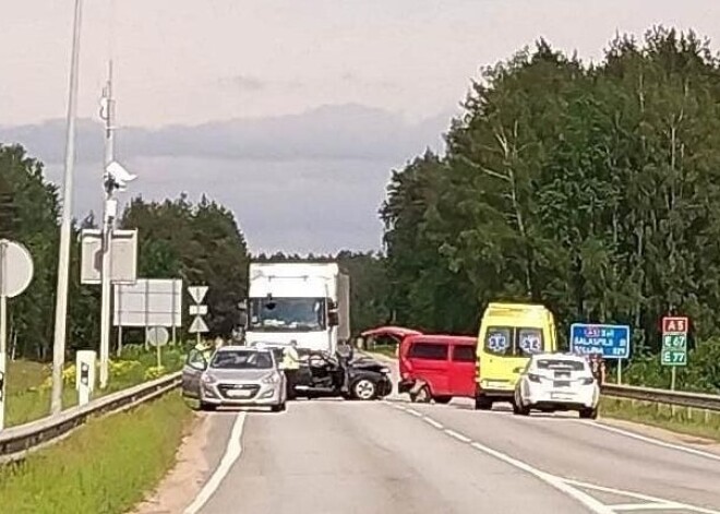 Četru auto sadursmes dēļ uz Rīgas apvedceļa pie Ķekavas satiksme tiek regulēta pa vienu joslu