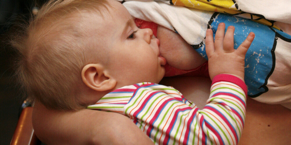 Pasaules Veselības organizācija: ar koronavīrusu inficētajām mātēm vēlams barot zīdaiņus ar krūti