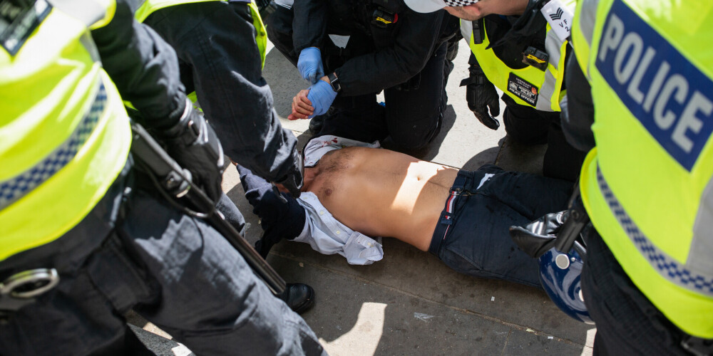 Londonā vardarbīgos protestos aizturēti vairāk nekā 100 cilvēki