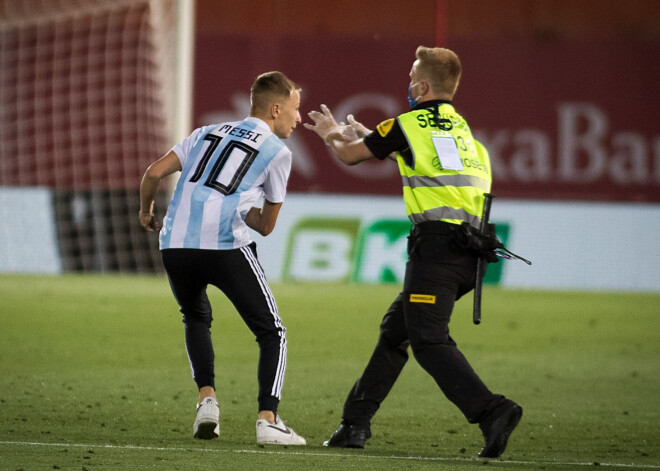 Spānijā ierosina krimināllietu pret īpaši nelegālu futbola spēles traucētāju